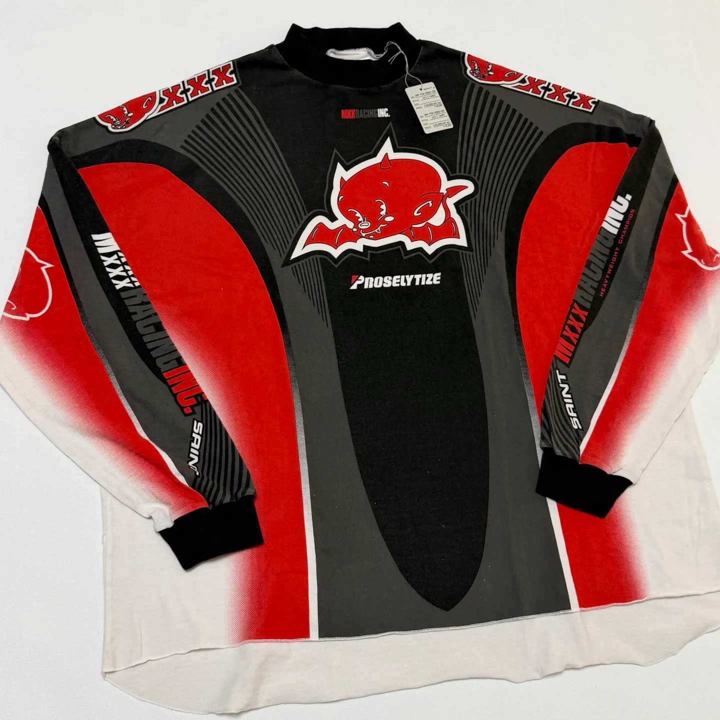 SAINT Mxxxxxx LS TEE/MORTOR CYCLE/WHT Little Devil Angel Racing Long Sleeve Off-White S-XL SAINT's annual racing style BOXY short, wide and fat design will be sold out immediately every time it is released. The whole garment is oversized and has many prints. The front and back prints on the shoulder are aligned. The printing area is very large and the operation is also difficult. The genuine level is restored. The ready-made garments are washed again to make them look old. Soft desizing is added to make the printing look old and white.